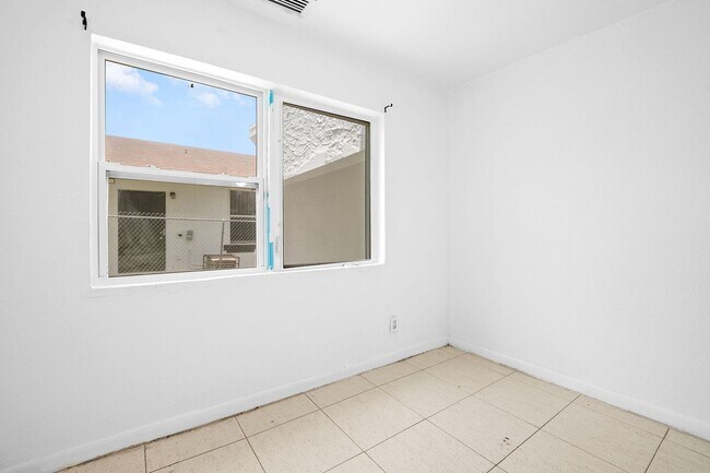 Building Photo - Spacious 3BR/1BA Single-Family Home – Cent...