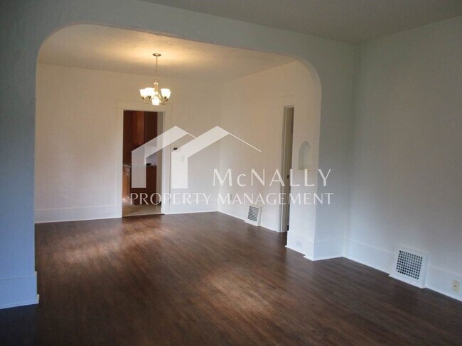 Building Photo - Charming 3-Bedroom Craftsman in Central Tacoma with Spacious Studio/Office