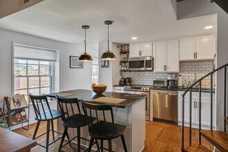 Building Photo - Beautiful Bi-level Condo For Rent In Fairmount With Parking!