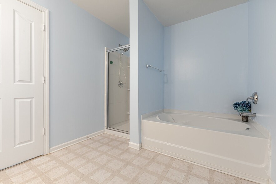 Building Photo - 9702 Pond Vista Ct