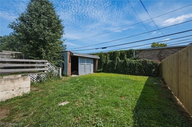 Building Photo - 1373 Thoreau Rd