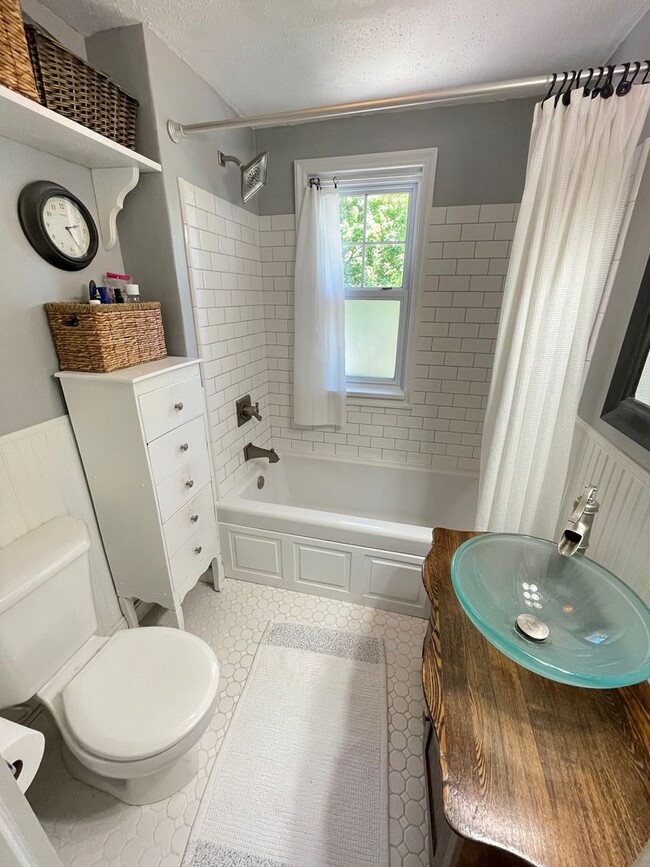 Building Photo - AVAILABLE AUGUST 1ST - Beautiful Single Fa...