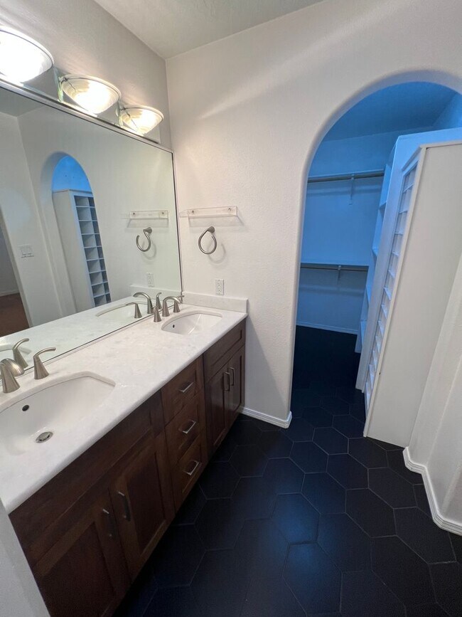 Building Photo - Executive Rental