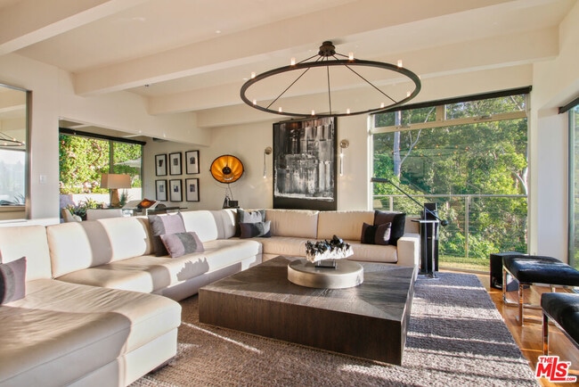 Building Photo - 9416 Beverlycrest Dr