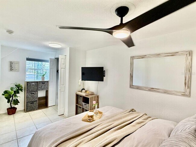 Building Photo - 2575 S Himes Ave