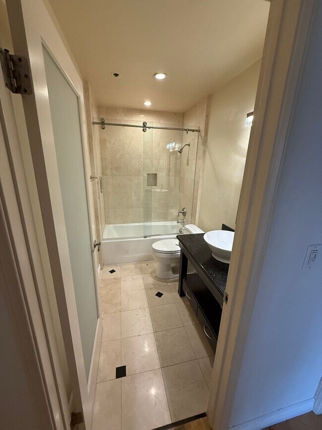 Building Photo - 2bed 2bath in the Heart of Los Angeles