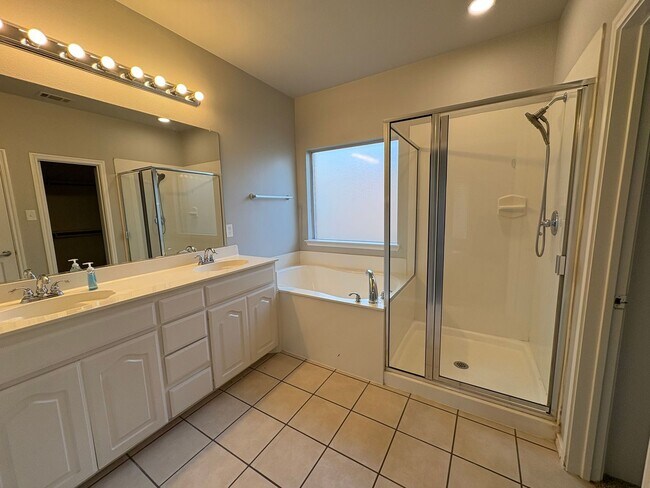 Building Photo - GREAT Home in NWISD with Amenities!