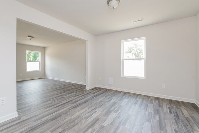 Building Photo - 1054 Manor Dr