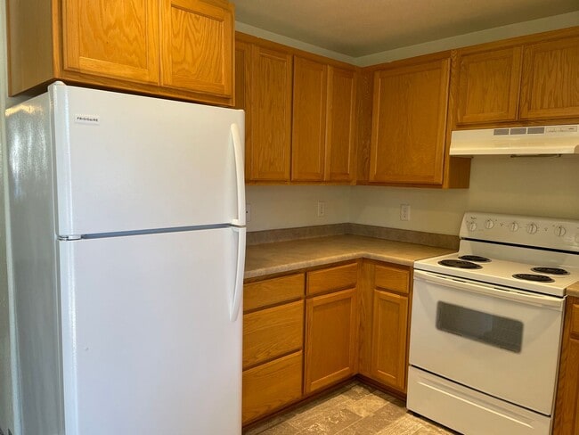 Building Photo - Beautiful 2 Bedroom 1.5 Bath Townhome Loca...