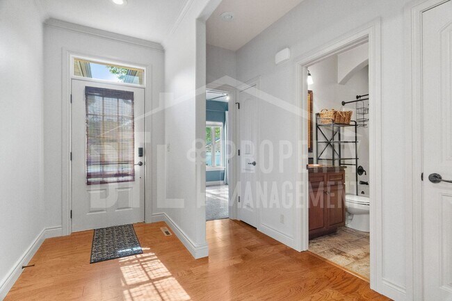 Building Photo - 3 Bedroom/2 Bath Duplex in Stonebridge Vil...