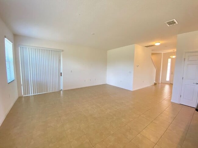 Building Photo - Carlisle Grand-120 Seville Dr Davenport, F...