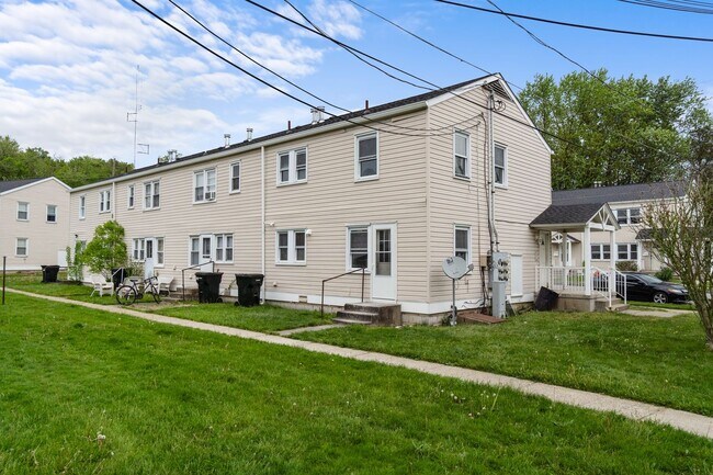 Building Photo - 2BR Townhouse in Midland, PA!!