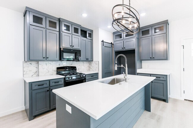 Building Photo - 1704 Elkhart Ave