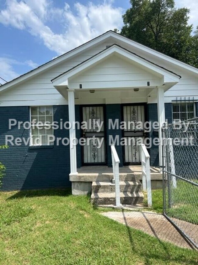 Building Photo - 1210 N Evergreen St