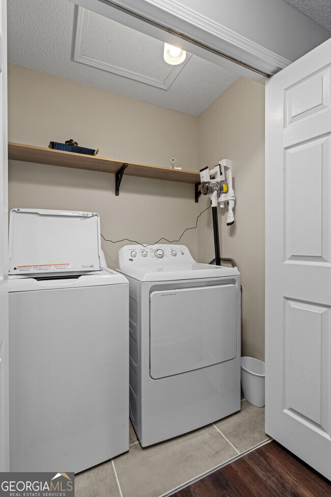 Building Photo - 13 Huntcliff Dr