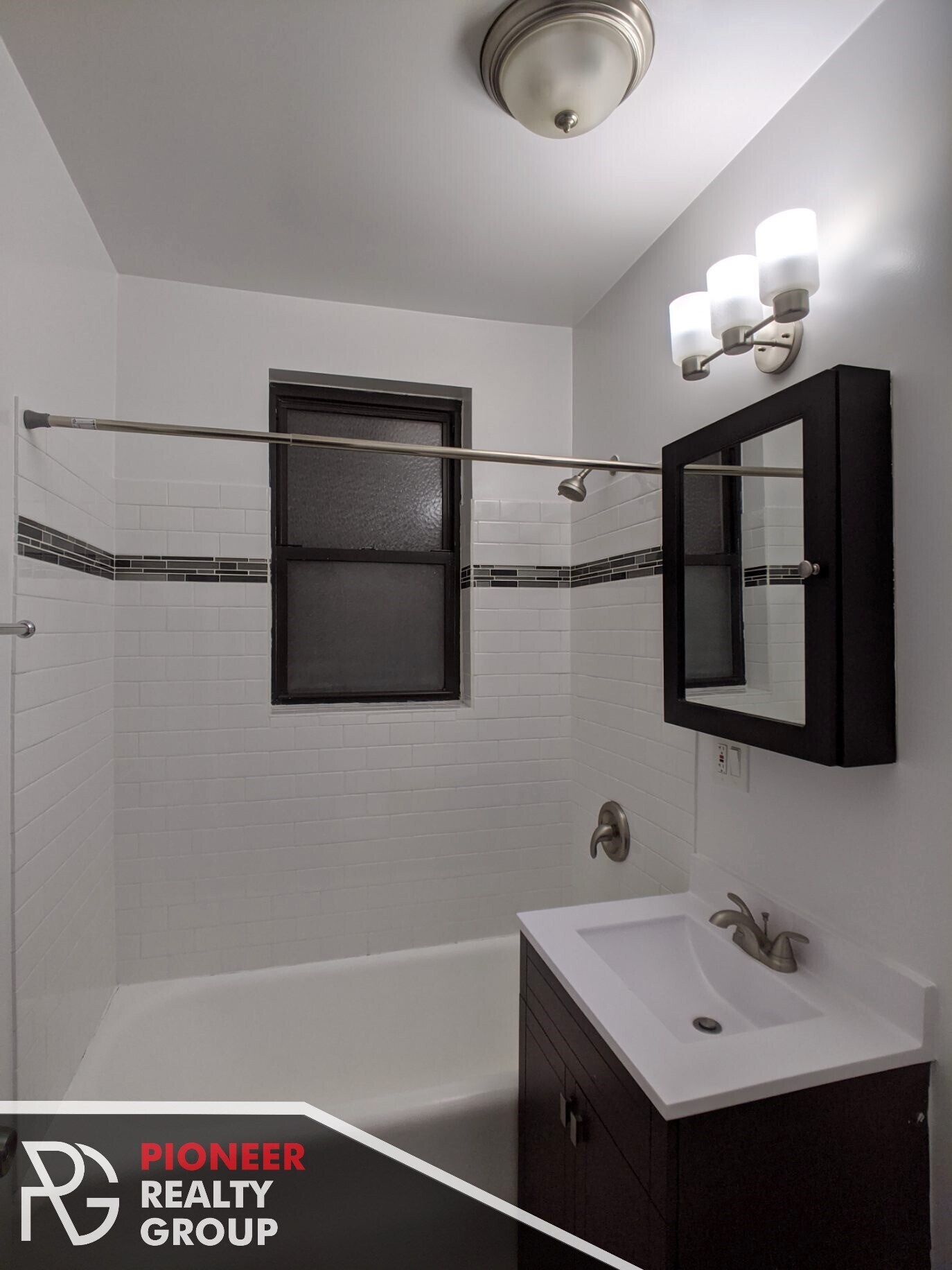 Building Photo - 3340 N Marshfield Ave