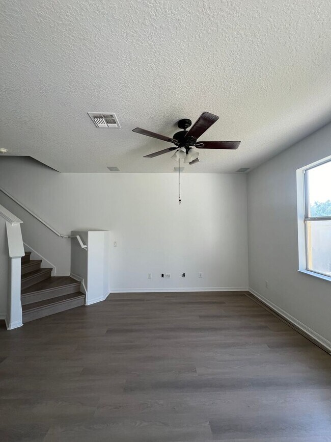 Building Photo - 3 Bedroom Townhome for Rent