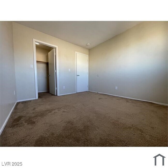 Building Photo - 909 E Malibu Sands Ave