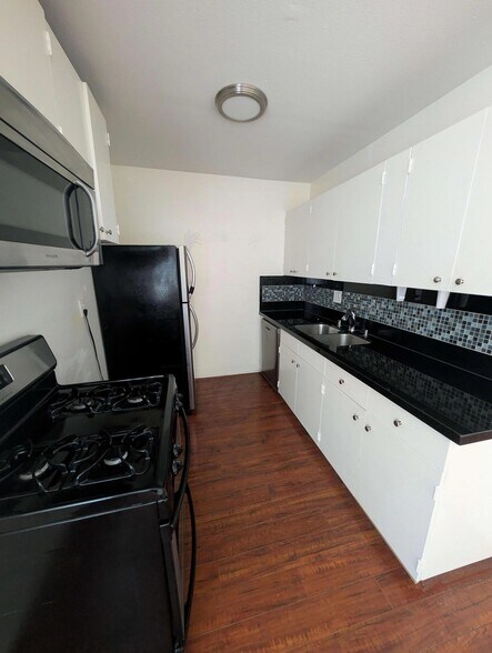 Building Photo - 1034 N Martel Ave