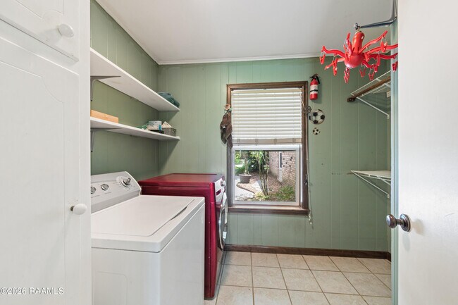 Building Photo - 140 Orangewood Dr