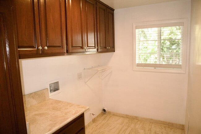 Building Photo - 2103 MacKay Ln