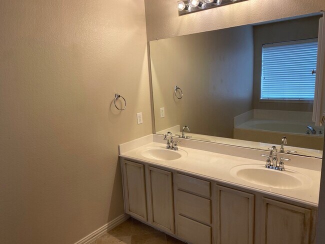 Building Photo - 9909 Carter Dr