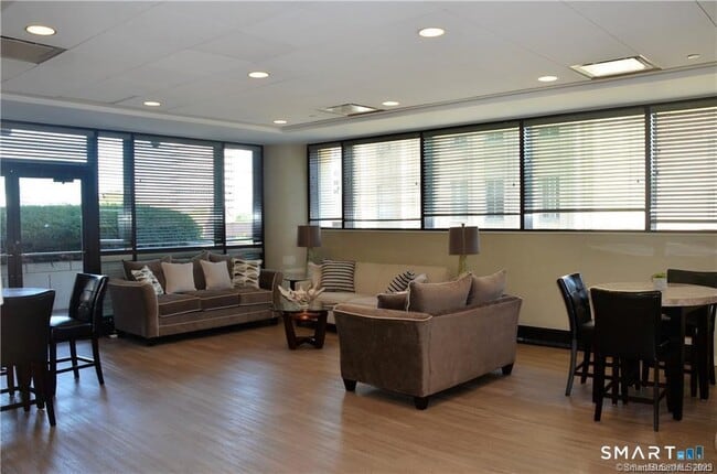 Building Photo - 127 Greyrock Pl