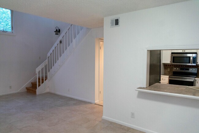 Building Photo - 9243 Green Meadows Way