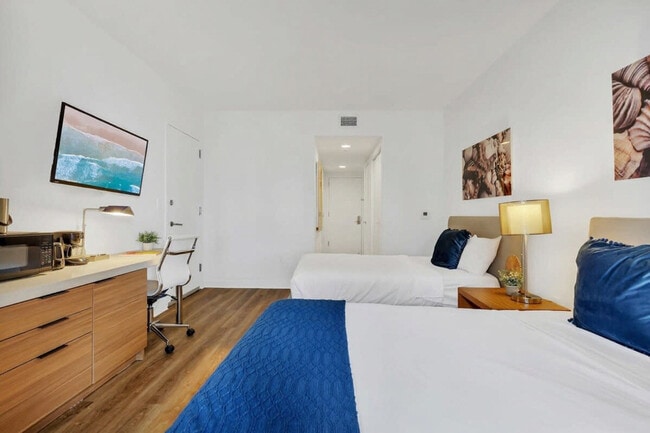 Building Photo - 2602 E Hallandale Beach Blvd