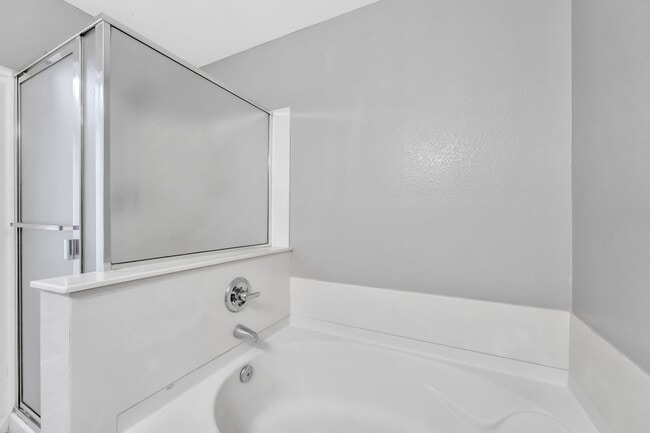 Building Photo - Stylish Hillside Townhome with Scenic Views in Gated Henderson Community!