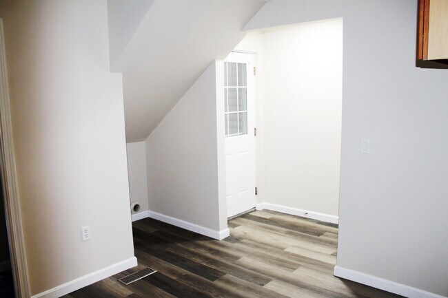 Building Photo - 57 S Mast St