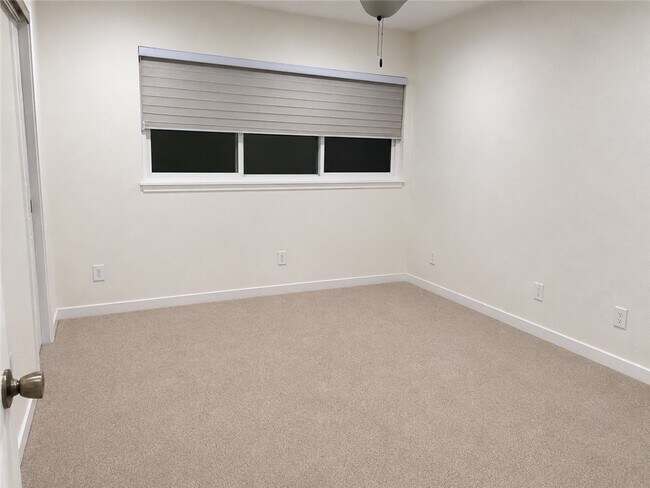 Building Photo - 701 Longfellow Dr
