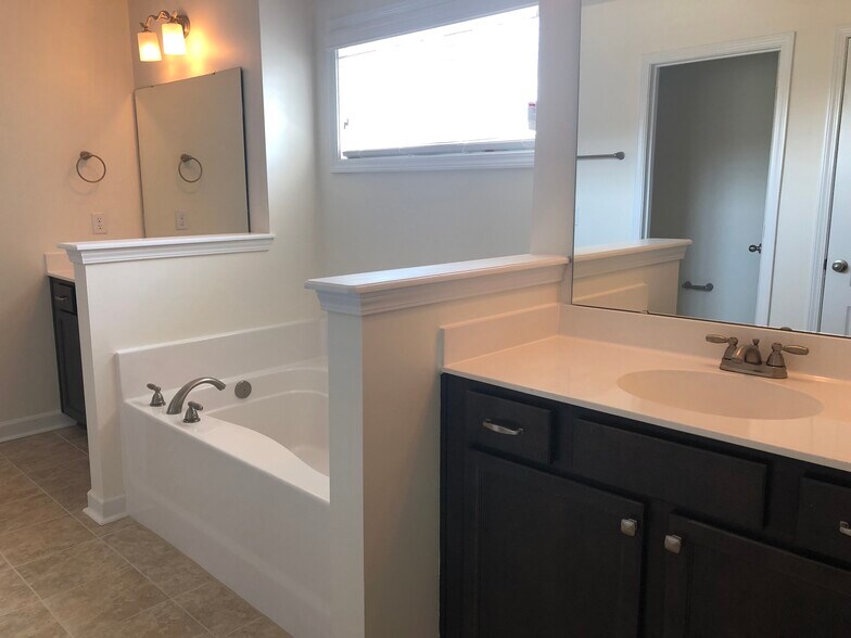 Building Photo - 528 Lateleaf Dr