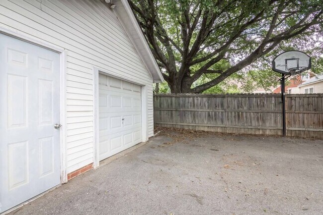 Building Photo - Gorgeous 3 Bedroom 2 Bath in Popular Parki...