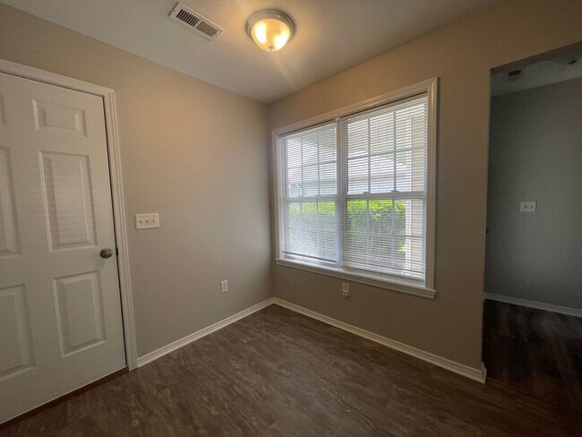 Building Photo - 139 Woodland Dr N