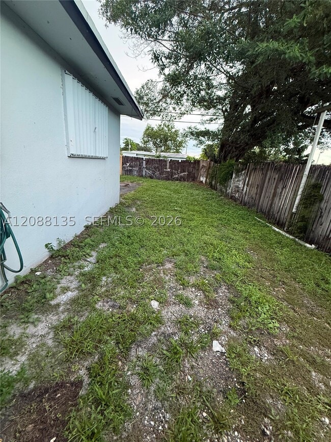 Building Photo - 5709 SW 36th Ct