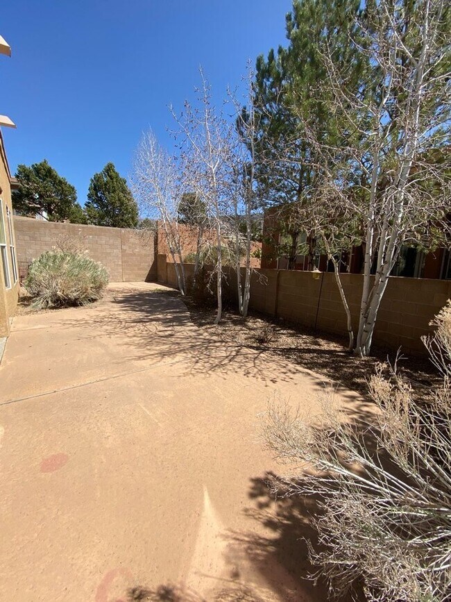 Building Photo - Beautiful 4 bedroom 3.75 bath in gated com...