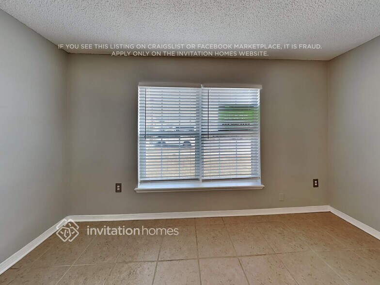 Building Photo - 1622 Hudderfield Cir W