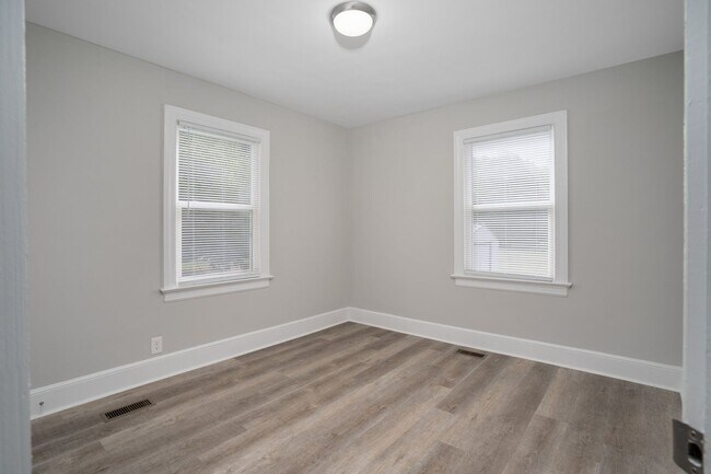 Building Photo - Quiet country living in the middle of it a...