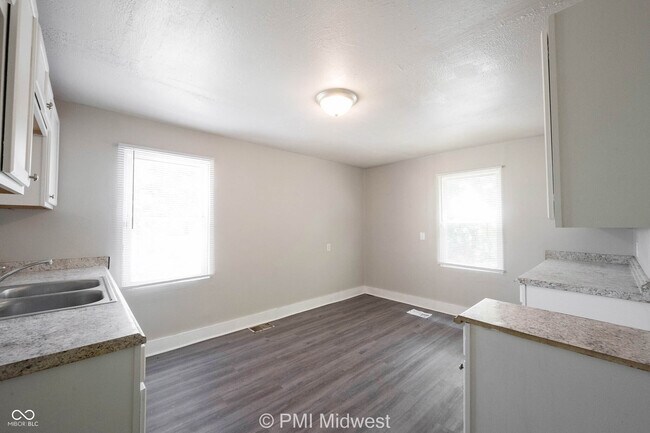 Building Photo - 445 W 29th St