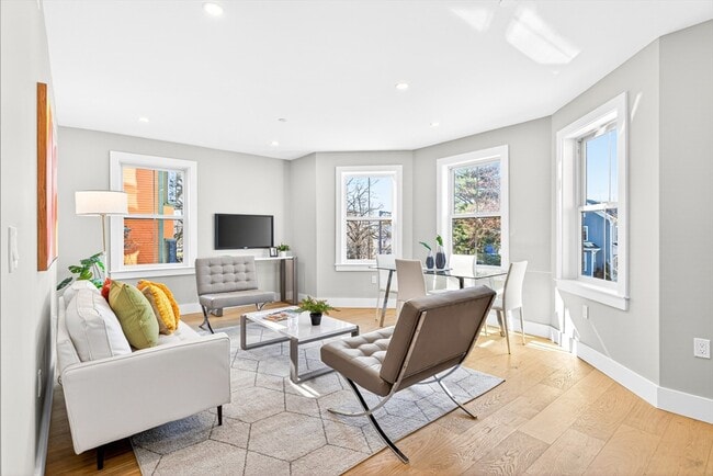 Building Photo - 584 Cambridge St