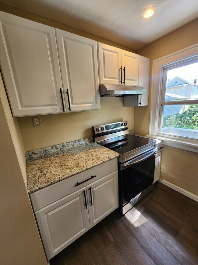 Building Photo - Charming 3-Bedroom Property In Prime location