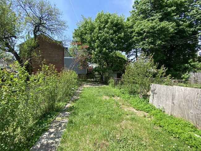 Building Photo - 222 N Pine St