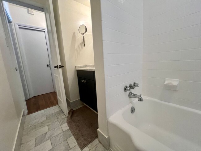 Building Photo - 6-8 MONTH FURNISHED RENTAL -NE ST. PETE 2/...