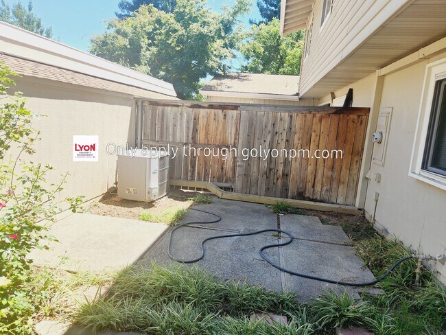 Building Photo - Spacious Townhome Available Now!