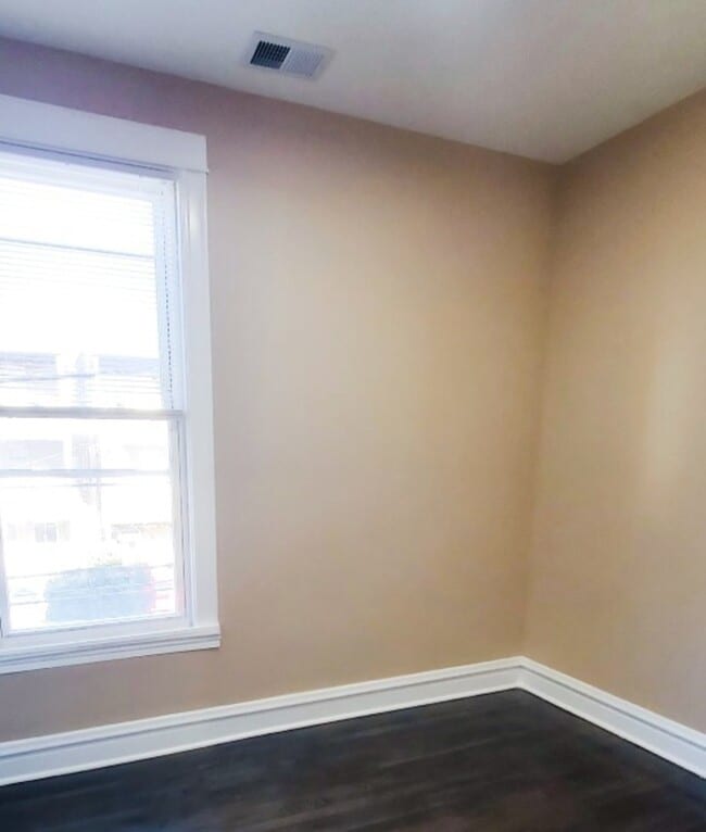 Building Photo - 1540 N Keeler Ave