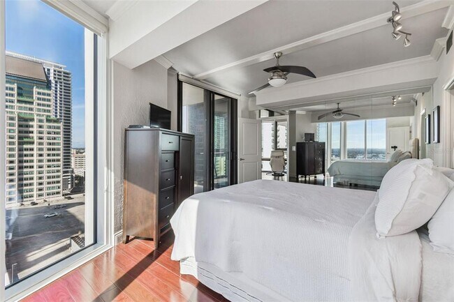 Building Photo - 1 Beach Dr SE