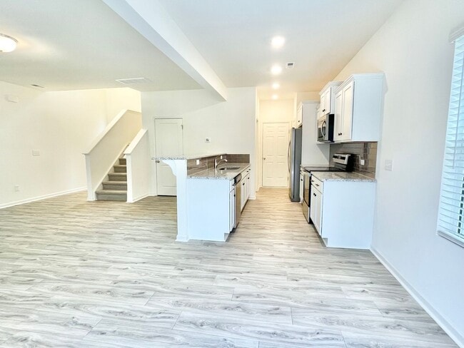 Building Photo - Beautiful & Spacious 3Bed Paired Home minutes from I-85