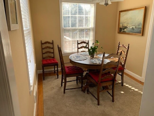 Building Photo - Beautiful 2 Bedroom 1 Bathroom End Unit, B...