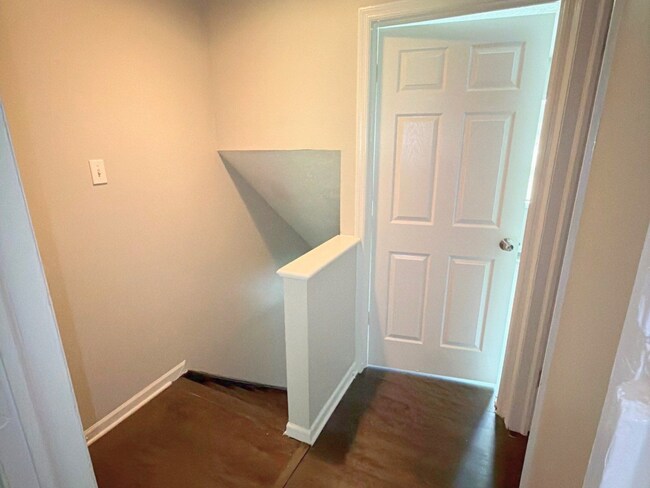 Building Photo - Beautifully Renovated 2 Bed / 1.5 Bath Townhome – Move-In Ready!